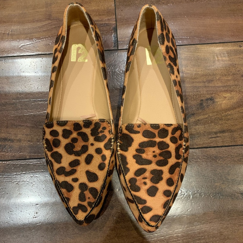 R2 Leopard print flats